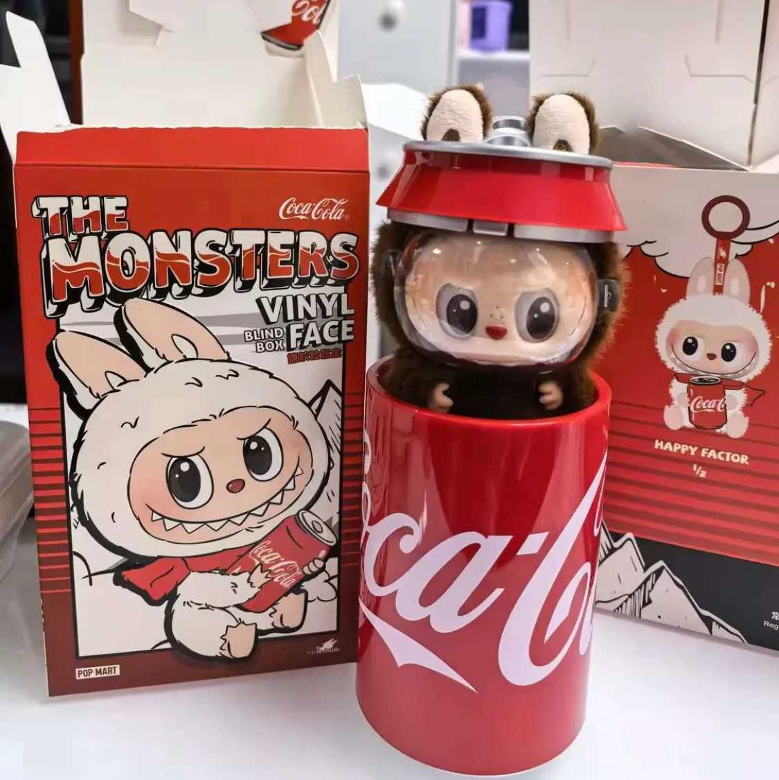 Latas de coca cola con Labubu