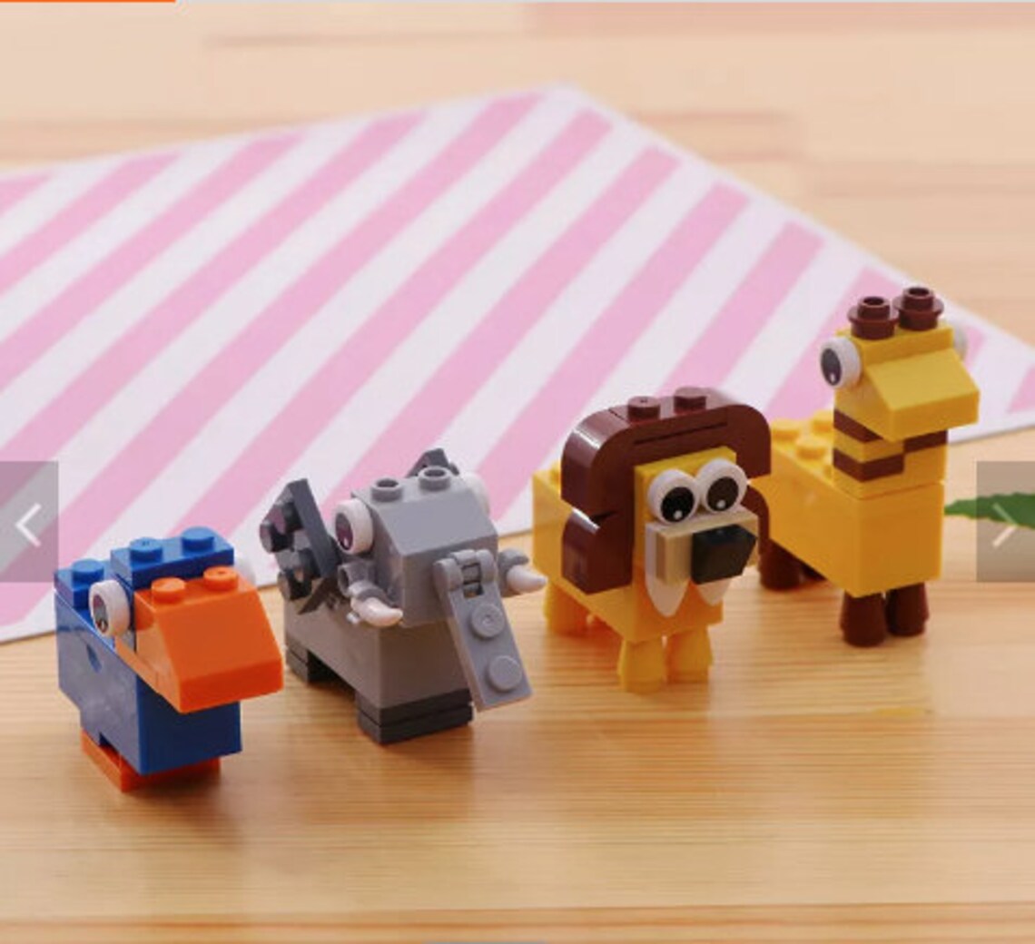 Sacapuntas con bloques de construcción de animales
