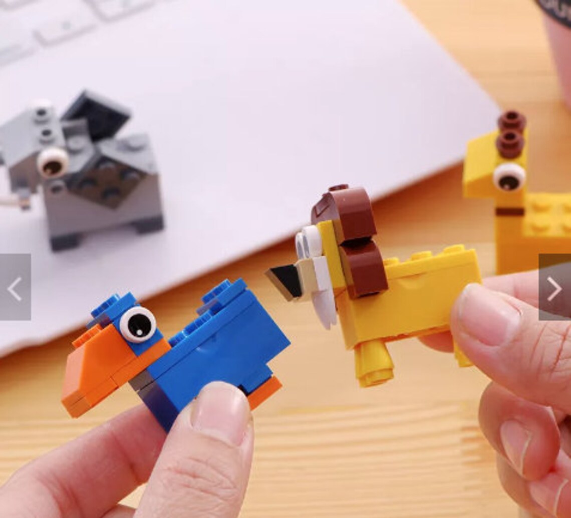 Sacapuntas con bloques de construcción de animales