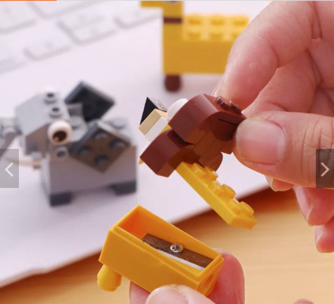 Sacapuntas con bloques de construcción de animales