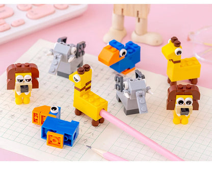 Sacapuntas con bloques de construcción de animales